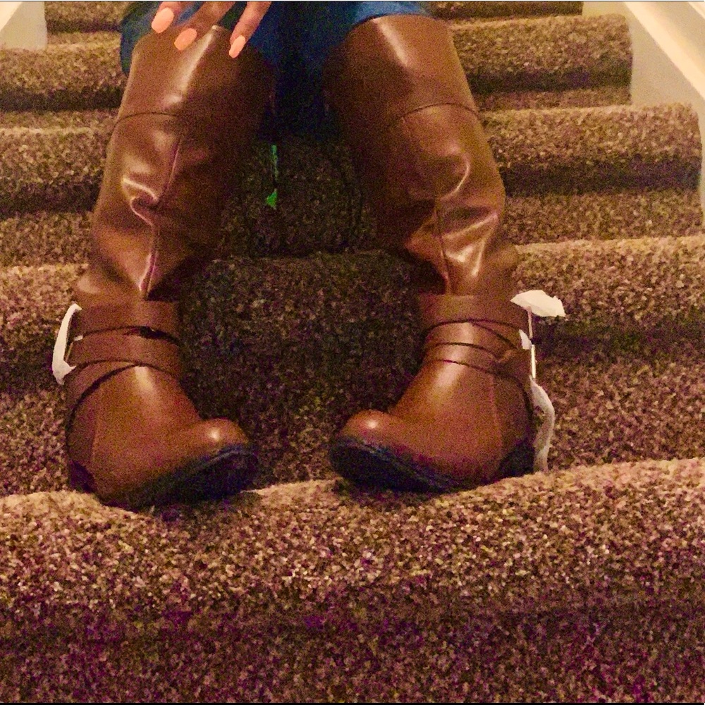 BRAND NEW WOMENS 6 BOOTS _ Arizona Jean Co.